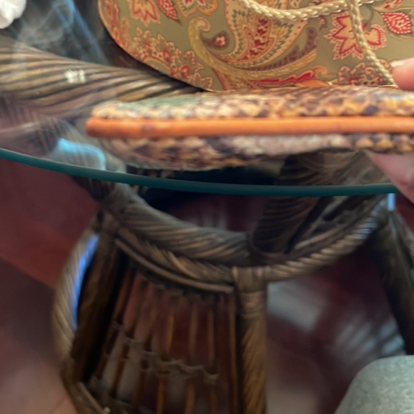 Dooney &Bourke wristlet pre owned has some flaws that are showed in pictures. - Picture 8 of 13